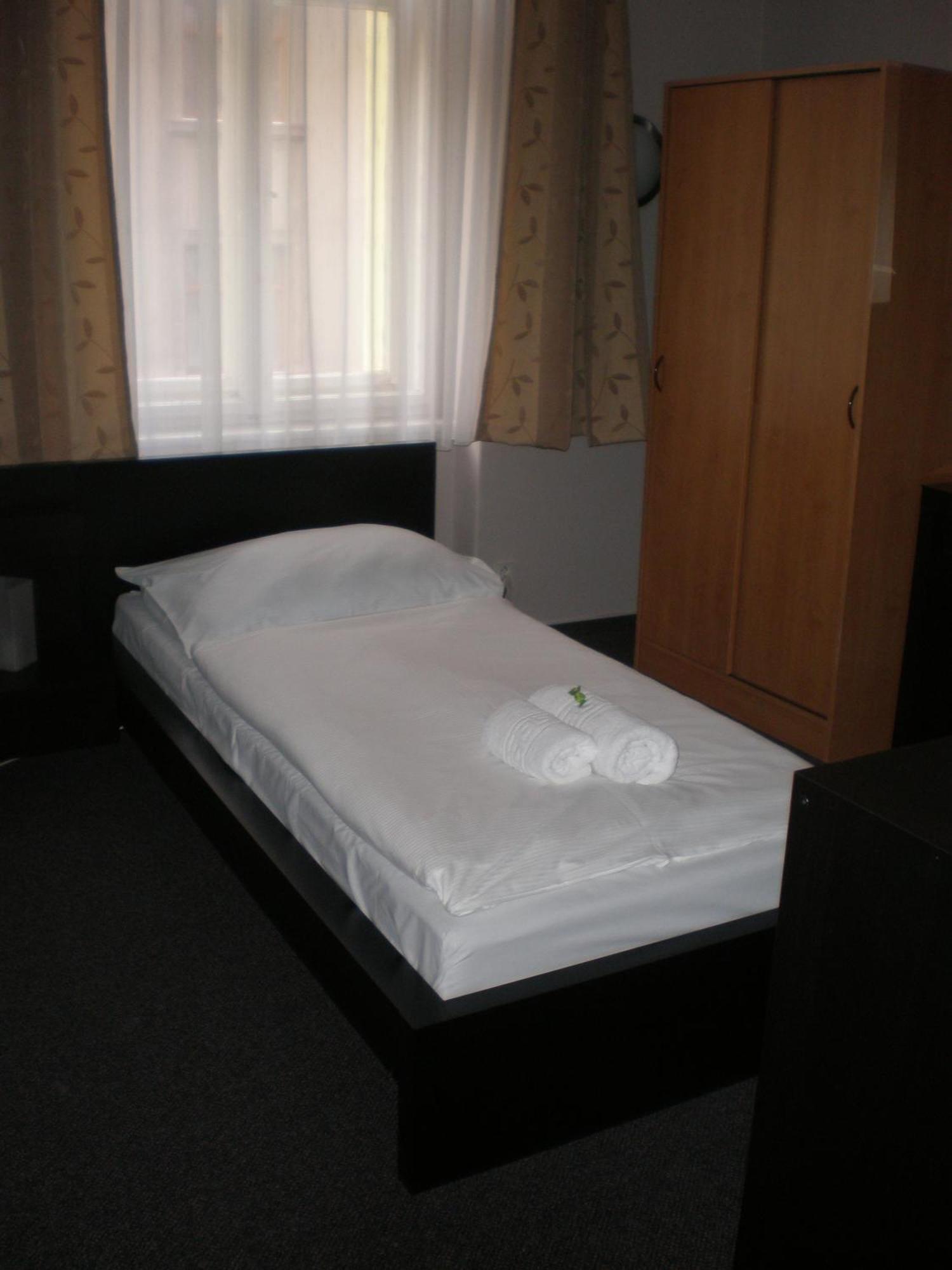 Hotel Zlata Stika Pardubice Oda fotoğraf