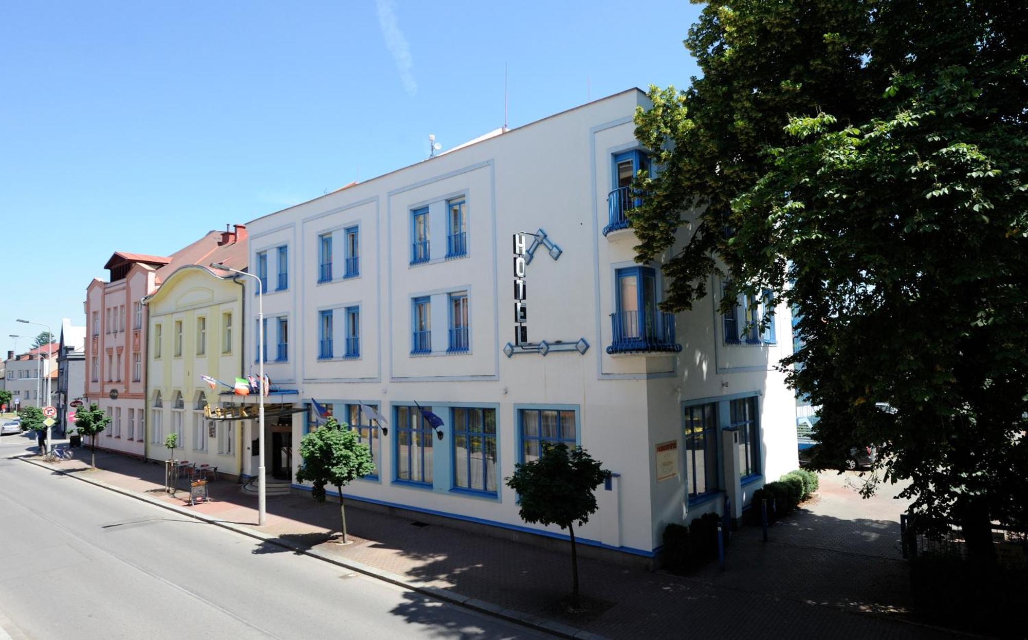 Hotel Zlata Stika Pardubice Dış mekan fotoğraf